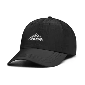 Détail de la casquette de baseball noire à séchage rapide avec broderie montagne blanche.