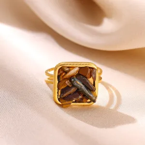 Bague géométrique en acier inoxydable plaqué or 18k aux pierres d'ambre concassées.