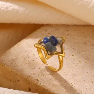 Gros plan détaillé d'une bague géométrique en forme d'étoile avec incrustation de pierre.