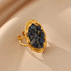 Vue rapprochée de la bague réglable de couleur dorée avec des pierres naturelles bleues.