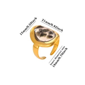 Vue détaillée de la bague en pierre naturelle ambre irrégulière en acier inoxydable plaqué or 18k.