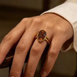 Bague vintage plaque or ambre irreguliere pour femme, joli bijou geometrique tendance chic.