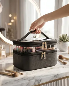 Detailopname met de dubbellaags transparante cosmetische tas op een marmeren tafelblad.