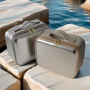 Draagbare metallische cosmetische tas hoofdafbeelding met twee stijlvolle draagbare reisorganizers.