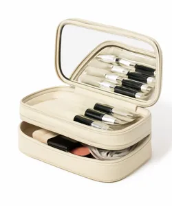 Vue détaillée d'un sac cosmétique beige portable à double couche avec miroir et pinceaux intégrés.
