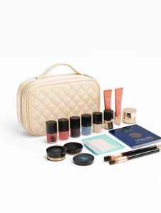 Vue détaillée de la trousse de maquillage matelassée beige et de l'organisateur de voyage.