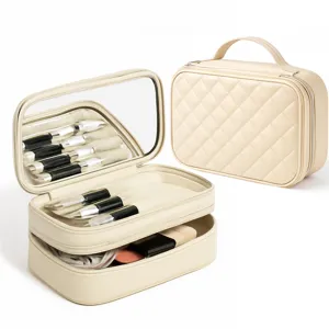 Sac de maquillage de voyage matelassé beige multicouche avec miroir et pinceaux.
