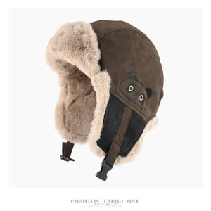 Nahaufnahme von braunen Plueschohrenklappen und suessen Panda Stickereidetails der Wintermuetze.