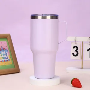 Detailed view of the 30oz stainless steel vacuum insulated tumbler with handle and lid.