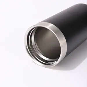 Gros plan sur le bord de la tasse à café en acier inoxydable, beau gobelet noir mat.