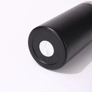 Gros plan détaillé du fond d'un gobelet isotherme en acier inoxydable noir.