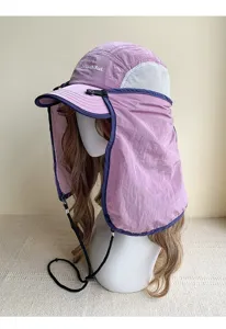 Dettaglio cappello parasole con patta collo staccabile, tessuto a rete ad asciugatura.