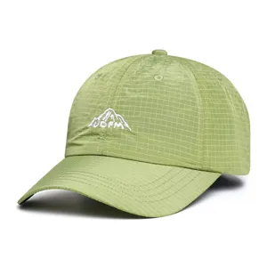 Casquette de baseball quadrillée verte légère et respirante, détail de protection solaire.
