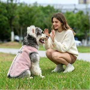Détail de gilet pour animal en polaire rose douce avec nœud mignon et ouverture arrière pratique.
