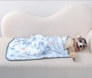 Thickened pet blanket with cute paw print design, warm and soft sleeping pad for dogs and cats.