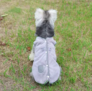 Gilet d'hiver en peluche pour chien, vue détaillée, vêtements chauds avec boutons dos.