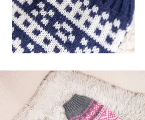 Détail de pull en tricot pour animaux avec texture en coton doux et motif nordique classique.