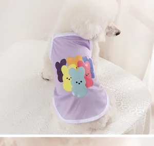 Carino gilet viola per animali con coniglietti colorati, dettaglio estivo abbigliamento cani.