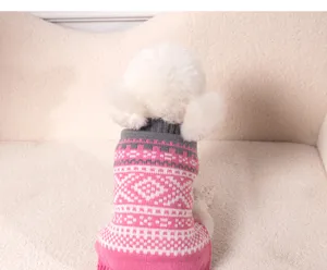 Joli pull en tricot pour animaux, chien chat, vêtement chaud d'hiver rose avec motif géométrique.