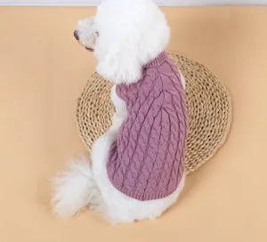 Detailopname van de gezellige gebreide trui voor huisdieren, ideaal voor kleine honden in de winter.