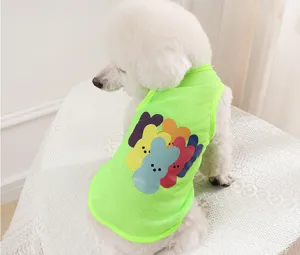 Atmungsaktives Hundewesten-Mesh-Detail in Neon grün mit niedlichem bunten Hasen-Muster Design.