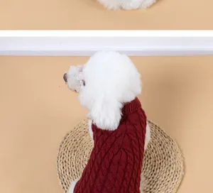Gezellige rode kabelgebreide huisdierpull voor kleine honden en katten, warme kleding.
