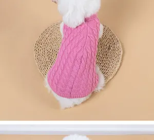 Gedetailleerd overzicht van een huisdier in een knusse roze kabeltrui, ideaal voor de koude herfst.