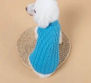 Blauw kabeltrui huisdier detail overzicht, warme winterkleding voor hond en kat, gezellige mode.