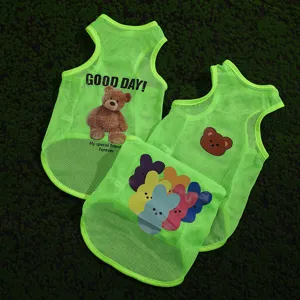 Atmungsaktives neongrünes Mesh-Hundejüppchen mit Bären- und Hasen-Drucken für den Sommer.