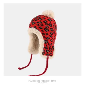 Detail rode luipaardprint pluche gebreide trapperhoed, warme winter muts voor vrouwen.