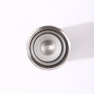 Vue detaillee de linterieur du gobelet en acier inoxydable avec un marquage 304.