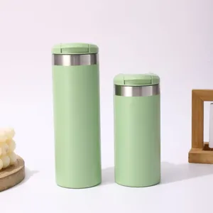 Gobelet isotherme en acier inoxydable vert, vue détaillée de deux tasses thermos assorties.