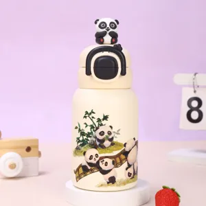 Detalle en primer plano de la tapa del termo panda con cuerpo de acero inoxidable y bonitos dibujos.