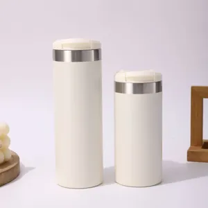 Vue detaillee d'un gobelet isotherme en acier inoxydable avec couvercle blanc.