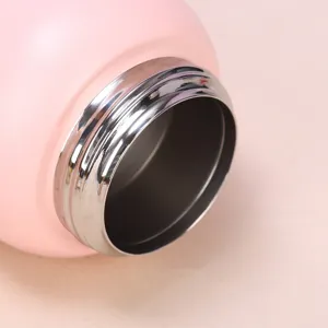 Primer plano del cuello del termo de acero inoxidable, mostrando rosca metálica y revestimiento.