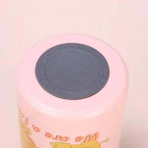Primer plano detallado del fondo del termo de acero rosa con grabado de texto grabado.