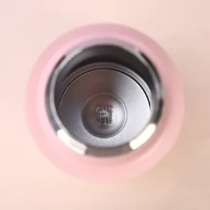 Vista detallada del interior de un termo rosa de acero inoxidable con el acero 316.