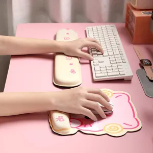 Simpatico tappetino per mouse rosa con poggiapolsi e comodo cuscino per tastiera ergonomico.