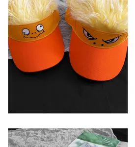 Cappello da sole con parrucca divertente, capelli pelosi gialli e ricamo con espressione di cartone.