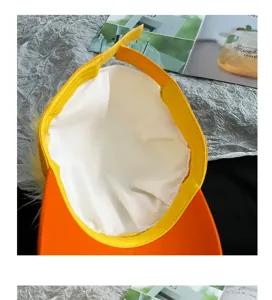 Cappellino da baseball con parrucca d'anatra divertente, bordo giallo e capelli per oggetti fotografici.
