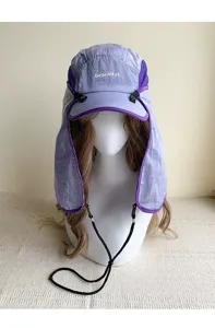 Dettaglio cappello protezione solare, tessuto viola ad asciugatura rapida con risvolto collo.