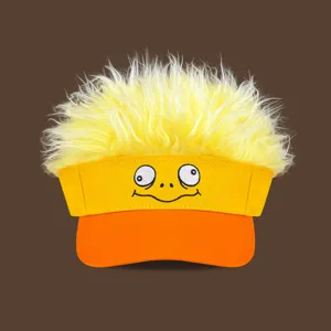 Cappello con visiera da sole e parrucca divertente con viso ricamato e capelli soffici.
