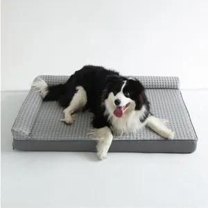 Lit canapé rafraîchissant gris en L pour animal avec texture détaillée et chien détendu.