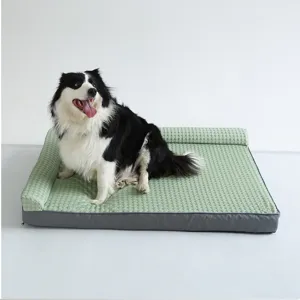 Lit pour chien rafraîchissant tapis de canapé en forme de 7 avec tissu vert et bordure.