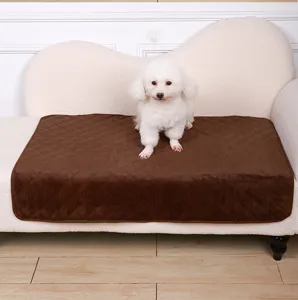 Braune gesteppte Haustier-Urinmatte für Hunde auf Sofa, waschbares weiches Plüsch-Hunde-Pipi-Pad.