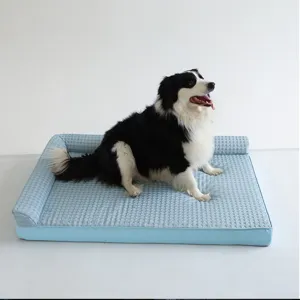 Détail de coussin de lit pour chien de compagnie à carreaux bleus confortables avec mousse douce.