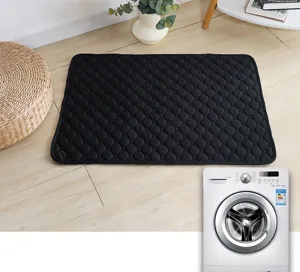 Schwarze gesteppte Haustier-Pinkelmatte, wasserdichte waschbare Hundematte mit Sechseckmuster.