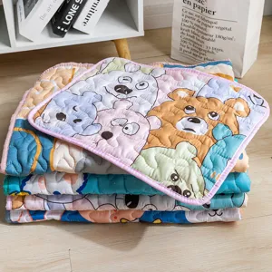 Quilted pet mat for dogs and cats, cute cartoon bear pattern, soft and comfortable beds.