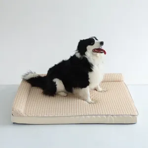 Lit de refroidissement pour animaux de compagnie en L avec surface en perles de glace et coussin.