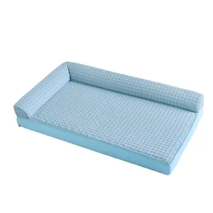 Lit de canapé pour animaux bleu clair avec bord surélevé et texture texturée pour chiens.